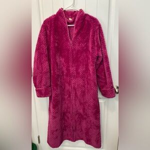 Sleepwear magenta v-neck Zip-up bathrobe/Duster. Size Medium. Pockets.
